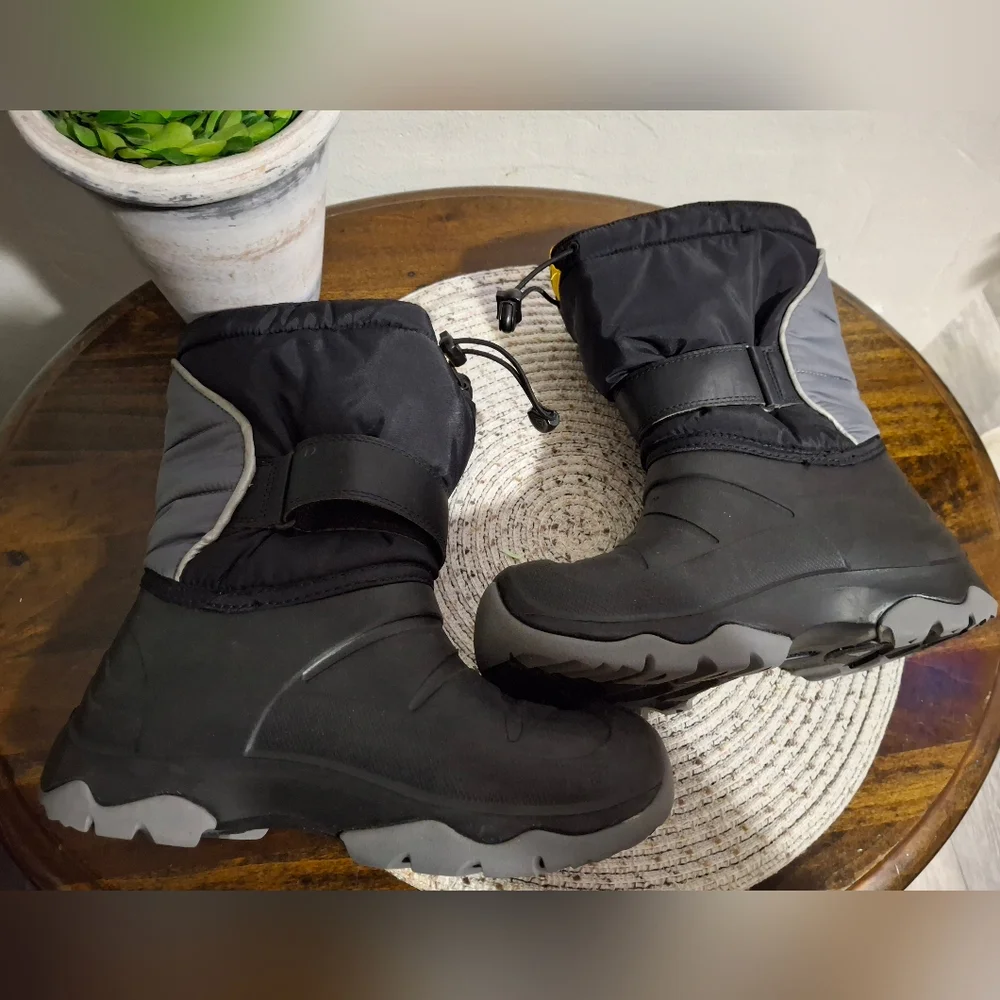 Kid's Keen Black Winter Boots Size 5